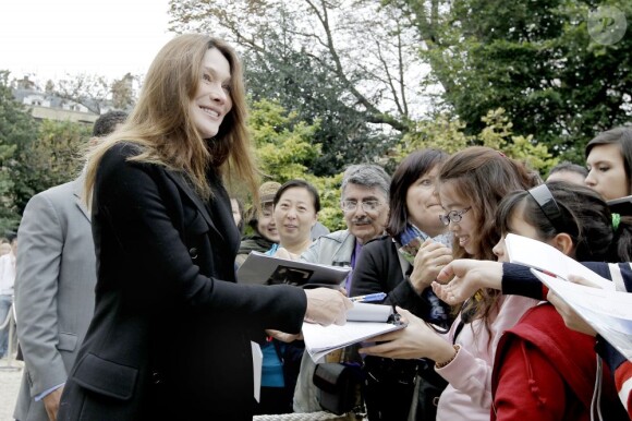 Carla Bruni-Sarkozy salue les visiteurs venus découvrir le palais de l'Elysée ouvert à l'occasion des Journées du patrimoine ke 17 septembre 2011