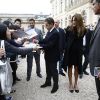 Le Président Nicolas Sarkozy et son épouse Carla Bruni-Sarkozy saluent  les visiteurs venus découvrir le palais de l'Elysée ouvert à l'occasion  des Journées européennes du patrimoine le 17 septembre 2011