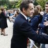 Le Président Nicolas Sarkozy et son épouse Carla Bruni-Sarkozy saluent  les visiteurs venus découvrir le palais de l'Elysée ouvert à l'occasion  des Journées européennes du patrimoine le 17 septembre 2011