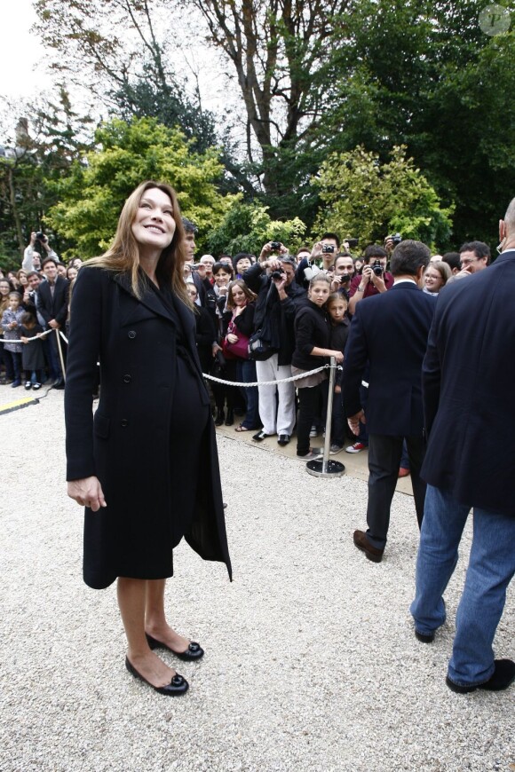Carla Bruni-Sarkozy arbore fièrement ses rondeurs de future maman pendant que son époux Nicolas Sarkozy salue  les visiteurs venus découvrir le palais de l'Elysée ouvert à l'occasion  des Journées européennes du patrimoine le 17 septembre 2011