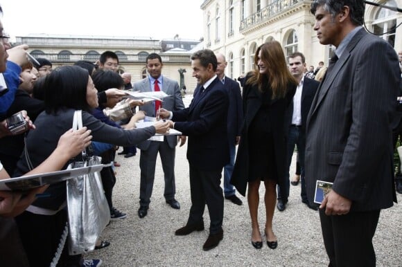 Le Président Nicolas Sarkozy et sa sublime épouse Carla Bruni-Sarkozy saluent  les visiteurs venus découvrir le palais de l'Elysée ouvert à l'occasion  des Journées européennes du patrimoine le 17 septembre 2011