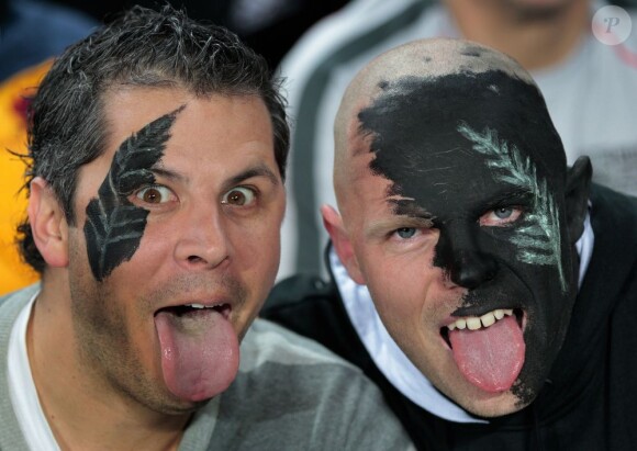 Les supporters néo-zélandais attendent avec impatience le sacre annoncé de leur équipe et affiche un soutient inconditionnel à leurs joueurs en s'habillant intégralement de noir