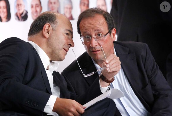 Pierre Mosovici et François Hollande, à La Rochelle, le 27 août 2011.