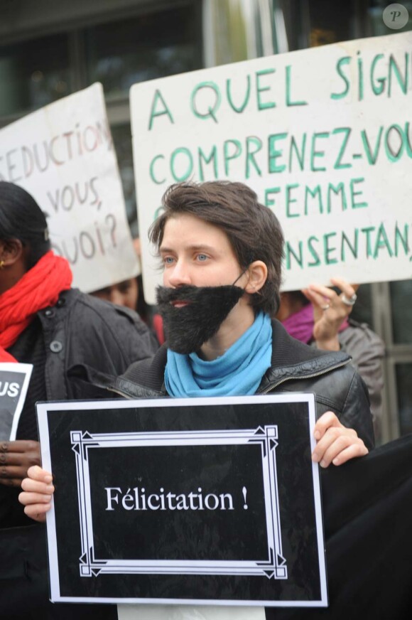 Les associations féministes manifestent devant le siège de TF1 pendant l'interview de Dominique Strauss-Kahn au 20 heures de Claire Chazal, à Paris, le 18 septembre 2011.