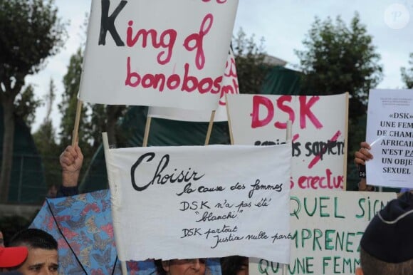 Les associations féministes manifestent devant le siège de TF1 pendant l'interview de Dominique Strauss-Kahn au 20 heures de Claire Chazal, à Paris, le 18 septembre 2011.
