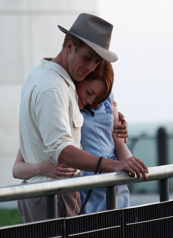 Ryan Gosling et Emma Stone complices sur le tournage de The Gangster Squad, le 20 septembre 2011
