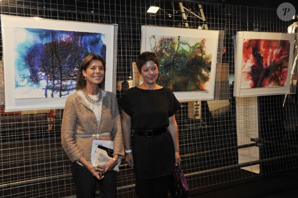 Caroline de Monaco et Sibylle Szaggars Redford assistent au lancement de l'exposition Afternativelight, à Monaco, le 20 septembre 2011.