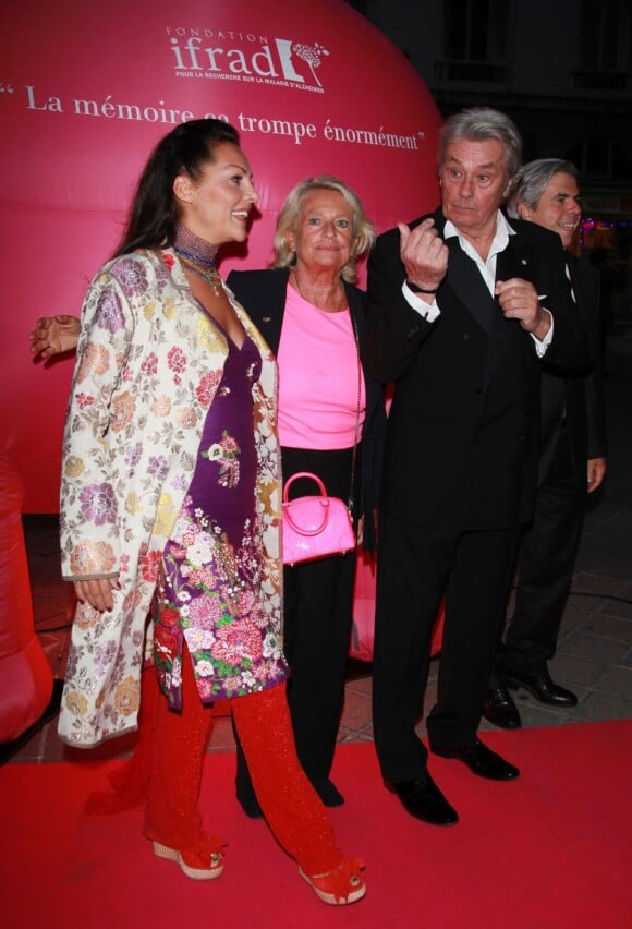 Hermine de Clermont-Tonnerre, Véronique de Villèle et Alain Delon à la soirée de l'Ifrad, à l'Opéra comique de Paris, pour un gala organisé pour la recherche contre la maladie d'Alzheimer
