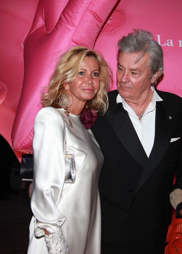 Alain Delon et Fiona Gélin à la soirée de l'Ifrad, à l'Opéra comique de Paris, pour un gala organisé pour la recherche contre la maladie d'Alzheimer. Le 21 septembre 2011