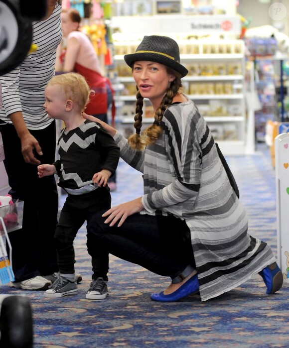 Rebecca Gayheart enceinte s'est accordée une session shopping avec sa petite Billie Beatrice à Beverly Hills, le 21 septembre 2011