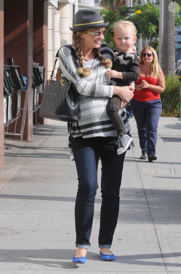 Rebecca Gayheart enceinte s'est accordée une session shopping avec sa petite Billie Beatrice à Beverly Hills, le 21 septembre 2011