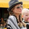 Rebecca Gayheart enceinte s'est accordée une session shopping avec sa  petite Billie Beatrice à Beverly Hills, le 21 septembre 2011