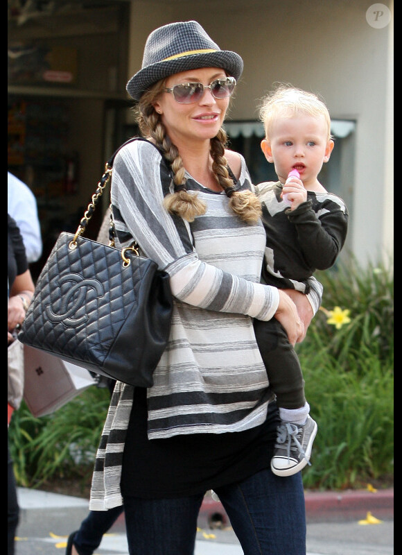 Rebecca Gayheart enceinte s'est accordée une session shopping avec sa  petite Billie Beatrice à Beverly Hills, le 21 septembre 2011