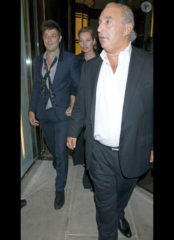 Kate Moss lors d'une soirée avec Kate Hudson et Philip Green à Londres le 22 septembre 2011