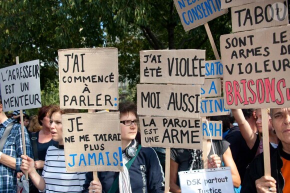 Tristane Banon et plusieurs associations féministes manifestent place du Châtelet à Paris pour que la parole des femmes soit mieux entendue, le 24 septembre 2011.