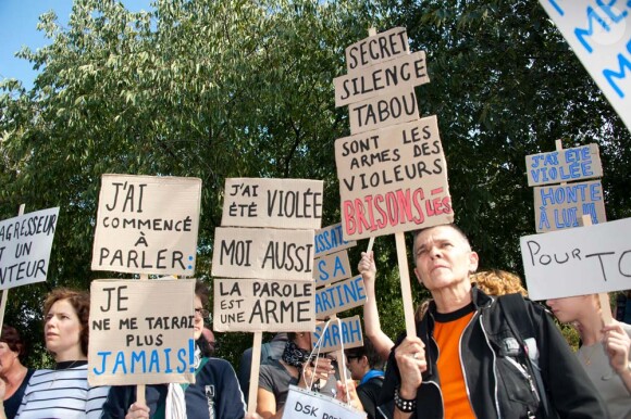 Tristane Banon et plusieurs associations féministes manifestent place du Châtelet à Paris pour que la parole des femmes soit mieux entendue, le 24 septembre 2011.