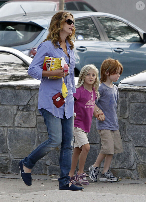 Julia Roberts avec ses jumeaux Hazel et Phinnaeus à Los Angeles, le 14 septembre 2011