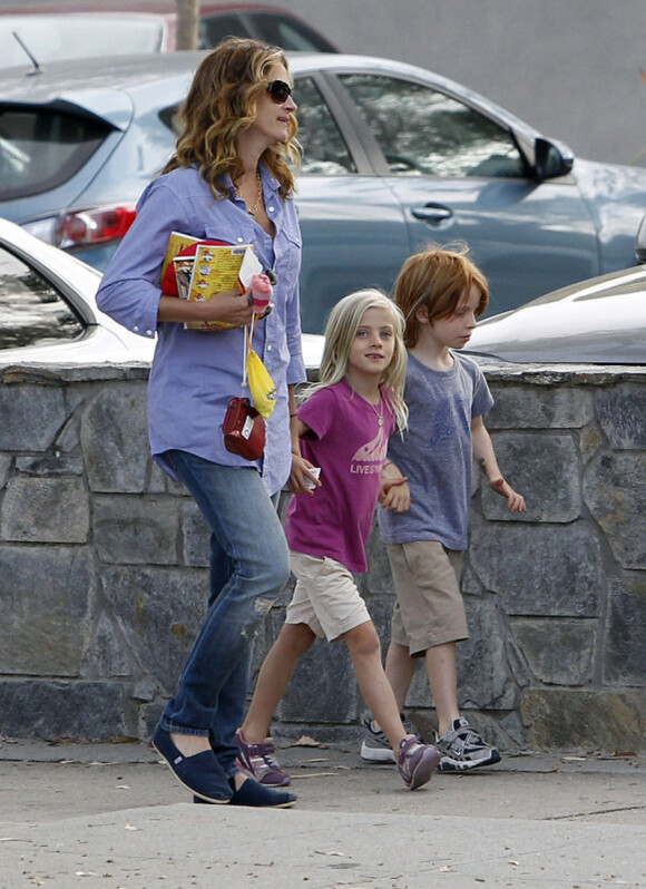Julia Roberts avec ses jumeaux Hazel et Phinnaeus à Los Angeles, le 14 septembre 2011