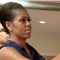 Michelle Obama, transformée en maçon du coeur, n'oublie pas son look