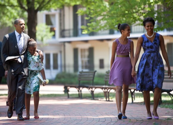 Michelle Obama entourée de sa famille : Barack, Sasha et Malia