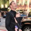 Ian Ziering en compagnie de sa fille Mia dans les rues de Los Angeles le 27 septembre 2011. Peut-on être un papa-poule plus irrésistible ?