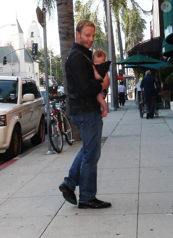 Ian Ziering en compagnie de sa fille Mia dans les rues de Los Angeles le 27 septembre 2011. Peut-on être un papa-poule plus irrésistible ?