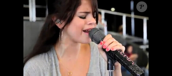 Selena Gomez dans le clip Middle of Nowhere.