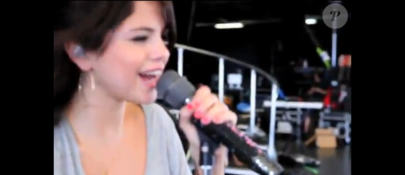 Selena Gomez dans le clip Middle of Nowhere.