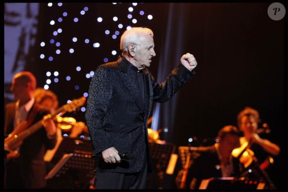 Le poing rageur, la jubilation d'être sur scène : bouillonnant à 87 ans...
Charles Aznavour, mercredi 28 septembre 2011, était bien entouré pour la soirée spéciale au profit de l'association Aznavour pour l'Arménie, à l'Olympia. Plein d'amis sur scène, plein d'amis dans la salle...