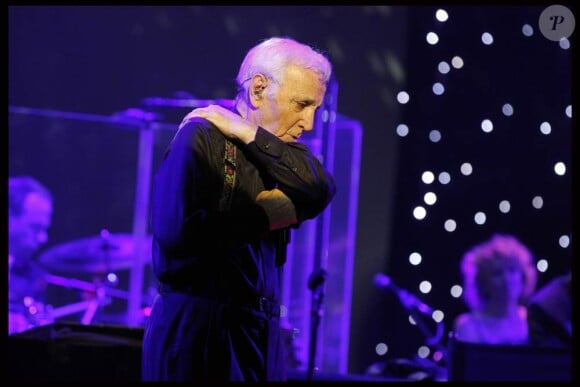 Un slow solitaire sur Les Plaisirs démodés...
Charles Aznavour, mercredi 28 septembre 2011, était bien entouré pour la soirée spéciale au profit de l'association Aznavour pour l'Arménie, à l'Olympia. Plein d'amis sur scène, plein d'amis dans la salle...