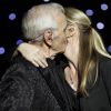 Charles Aznavour avec sa fille Katia pour un merveilleux duo, Je Voyage.
Mercredi 28 septembre 2011, il était bien entouré pour la soirée spéciale au profit de l'association Aznavour pour l'Arménie, à l'Olympia. Plein d'amis sur scène, plein d'amis dans la salle...