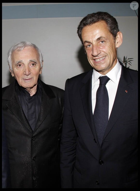 Charles Aznavour, mercredi 28 septembre 2011, était bien entouré pour la soirée spéciale au profit de l'association Aznavour pour l'Arménie, à l'Olympia, en présence de Nicolas Sarkozy. Plein d'amis sur scène, plein d'amis dans la salle...