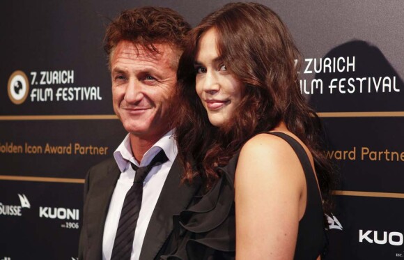 Sean Penn et Shanon Costello officialisent leur amour sur le tapis rouge du festival de Zurich qui honore par la même occasion l'acteur américain. Le 28 septembre 2011.