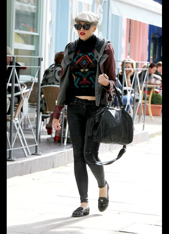 L'icône de mode et créatrice Gwen Stefani prend soin d'elle entre deux promenades avec ses deux enfants. Londres, le 26 septembre 2011.
