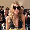 La surprenante Anna Dello Russo continue de fasciner par son sens du style avec cette robe noire ornée de bijoux dorées que la rédactrice a porté lors du défilé Dior. Paris, le 30 août 2011.