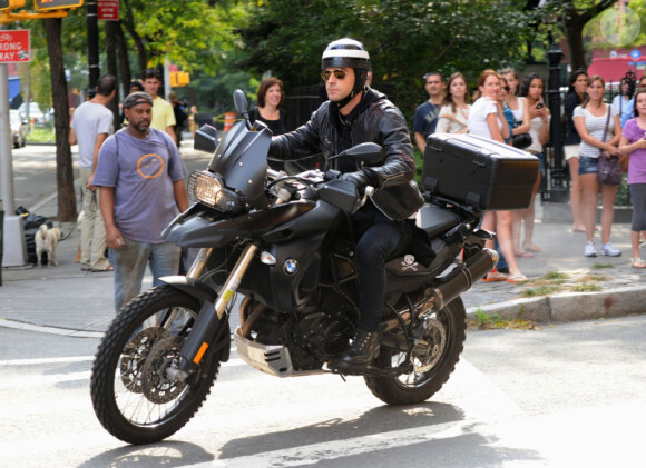 Petite virée à moto pour Justin Theroux, compagnon de Jennifer Aniston dans les rues de New York. Le 30 septembre 2011
