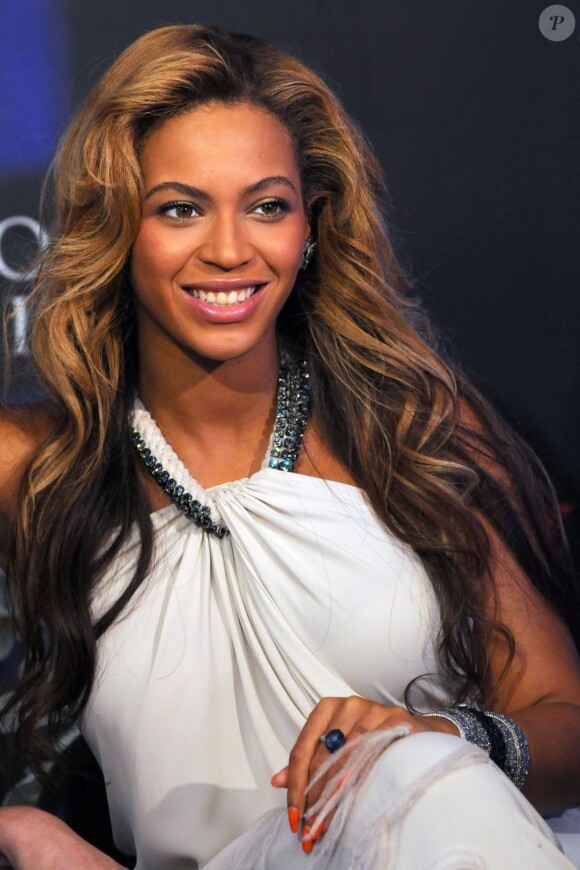 Beyoncé Knowles fait la promo de son parfum Pulse chez Macy's à New York en septembre 2011