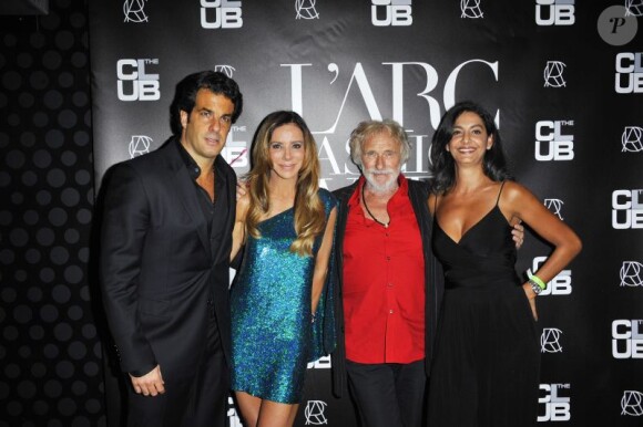 Cristiana Arcangeli avec son mari, Pierre Richard et sa femme à la soirée organisée par la Brésilienne pour le  lancement de sa   nouvelle gamme de cosmétiques à L'Arc à Paris, le 1e  octobre 2011