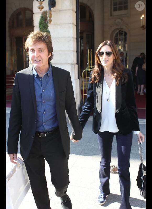 Paul McCartney et sa compagne Nancy Shevell sortant de leur hôtel  à Paris le 3 septembre 2011