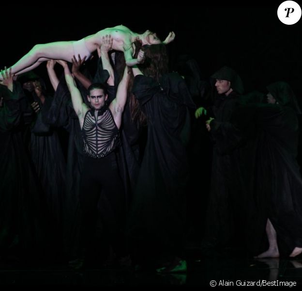 Dracula L Amour Plus Fort Que La Mort Kamel Ouali A Presente Son Show Purepeople