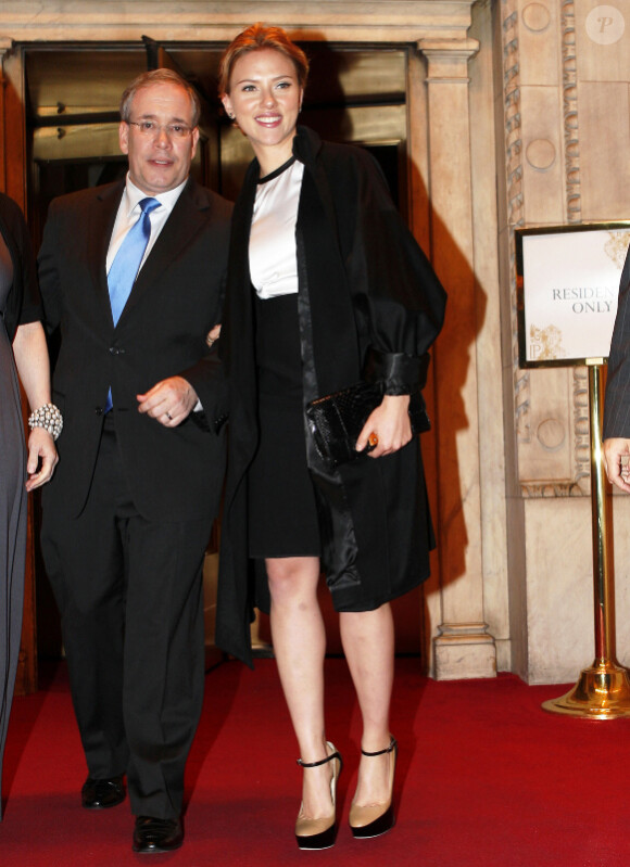 Scarlette Johansson sort de l'hôtel Plaza à New York avec le maire de Manhattan, le 3 octobre 2011