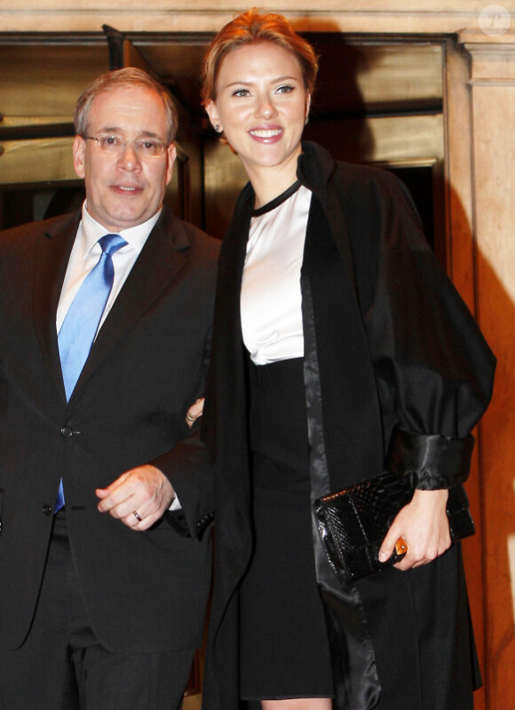 Scarlette Johansson sort de l'hôtel Plaza à New York avec le maire de Manhattan, le 3 octobre 2011
