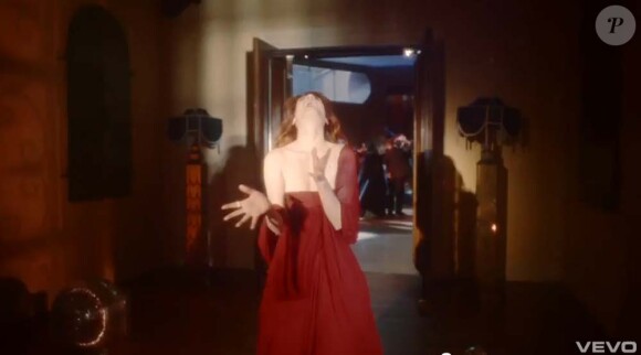 Image extraite du clip Shake it out de Florence and The Machine, octobre 2011.