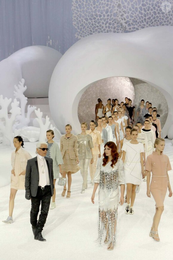 Karl Lagerfeld et Florence Welsh invitée spéciale du défilé Chanel prêt-à-porter printemps-été 2012, au Grand Palais, le 4 octobre 2011.