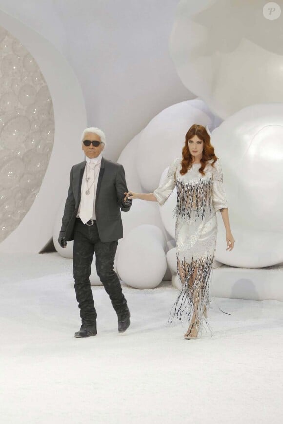 Karl Lagerfeld et Florence Welsh invitée spéciale du défilé Chanel prêt-à-porter printemps-été 2012, au Grand Palais, le 4 octobre 2011.