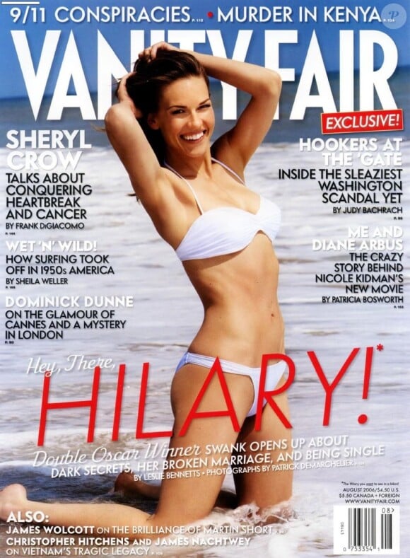 Hilary Swank expose son corps divin dans un superbe bikini immaculé, en Une de Vanity Fair. Août 2006.