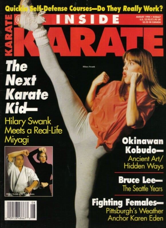 La jeune Hilary Swank (20 ans) montre sa souplesse en couverture d'Inside Karate. Août 1994.