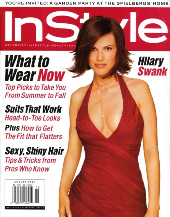 L'actrice Hilary Swank, radieuse dans une robe rouge au décolleté plongeant pour la Une de InStyle. Août 2001.