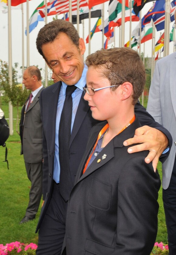 Louis Sarkozy et son papa Nicolas en août 2008.