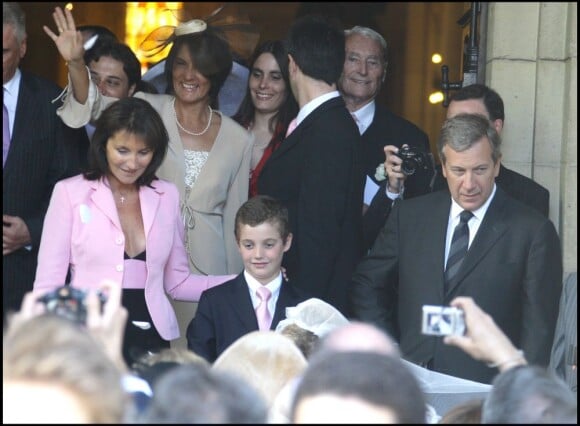 Cécilia Attias et son fils Louis Sarkozy lors du mariage de Jeanne-Marie en mai 2008.